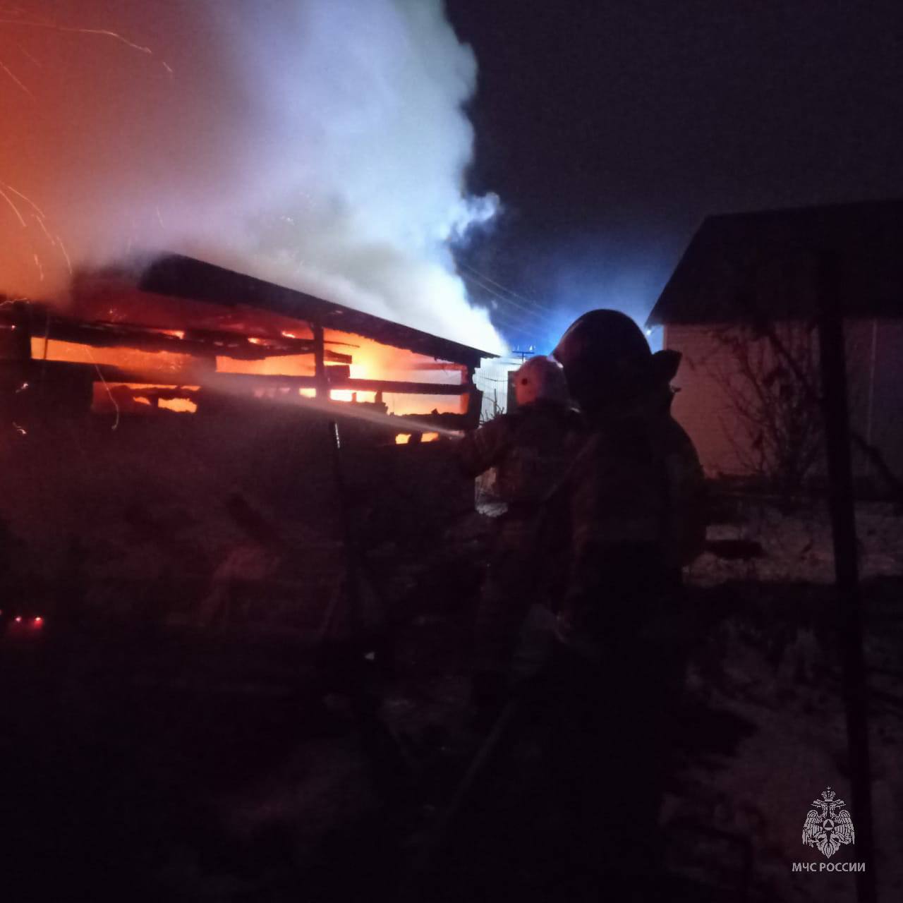 Два крупных "печных" пожара потушили в Алтайском крае за ночь Два крупных "печных" пожара потушили в Алтайском крае за ночь