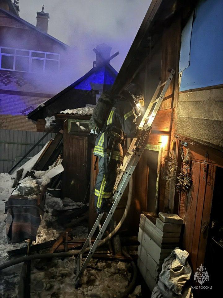 Два крупных "печных" пожара потушили в Алтайском крае за ночь Два крупных "печных" пожара потушили в Алтайском крае за ночь