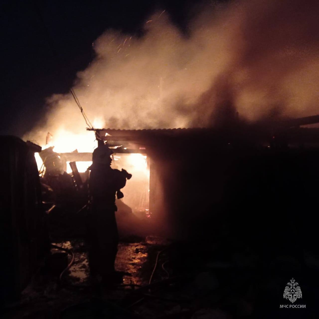 Два крупных "печных" пожара потушили в Алтайском крае за ночь Два крупных "печных" пожара потушили в Алтайском крае за ночь