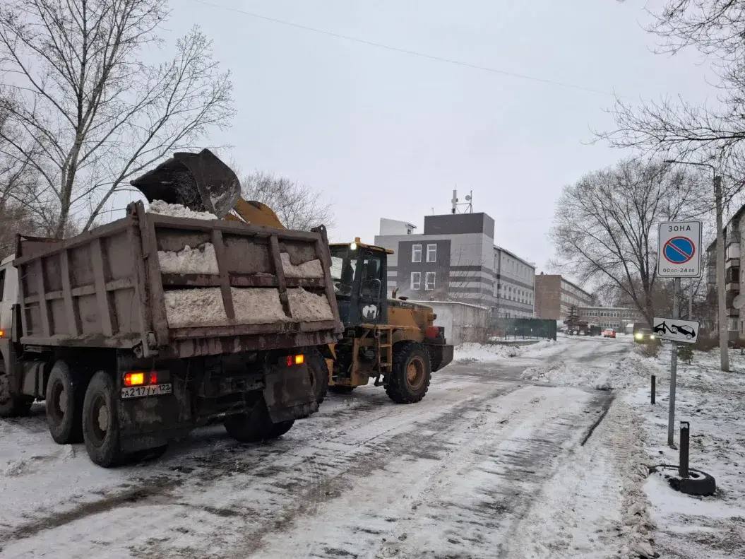 В Барнауле продолжают очищать от снега тротуары, подходы к пешеходным переходам и остановочные павильоны В Барнауле продолжают очищать от снега тротуары, подходы к пешеходным переходам и остановочные павильоны