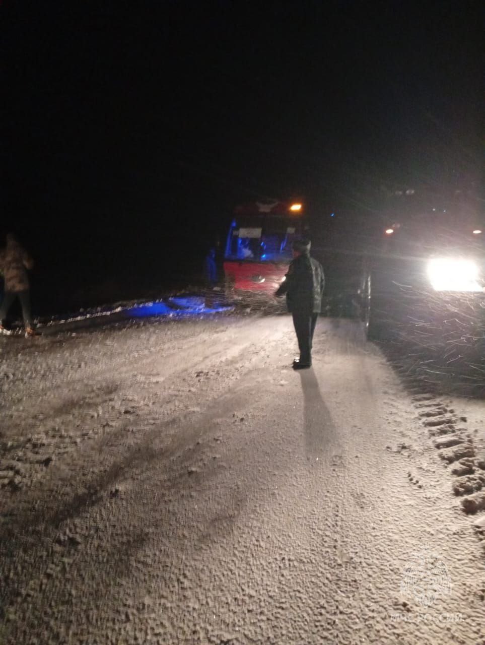 Автобус с пассажирами в метель снесло с трассы в Алтайском крае Автобус с пассажирами в метель снесло с трассы в Алтайском крае