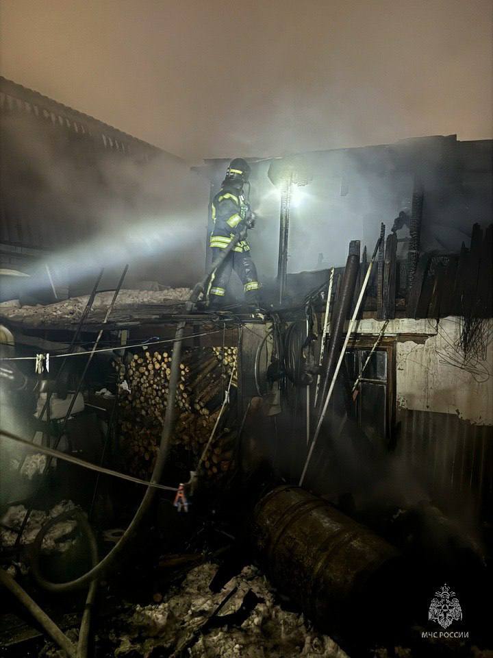 Два крупных "печных" пожара потушили в Алтайском крае за ночь