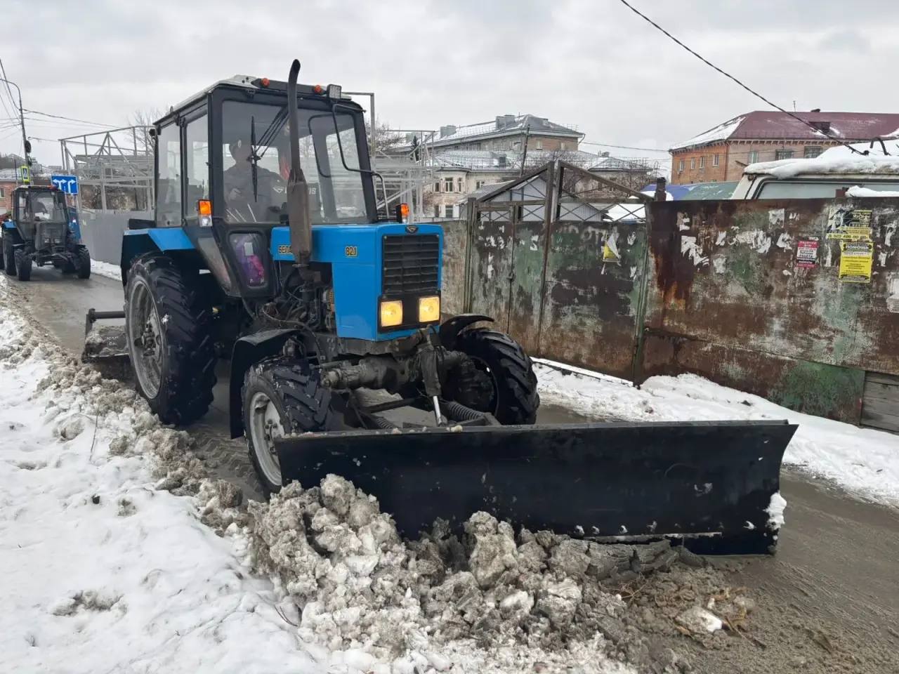 В Барнауле продолжают очищать от снега тротуары, подходы к пешеходным переходам и остановочные павильоны В Барнауле продолжают очищать от снега тротуары, подходы к пешеходным переходам и остановочные павильоны