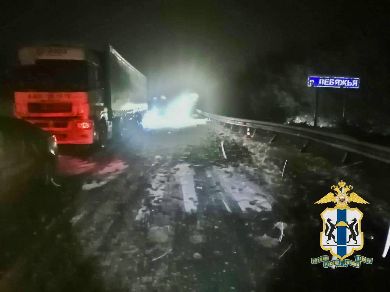 Шесть человек погибли в жутком ДТП с фурой под Новосибирском Шесть человек погибли в жутком ДТП с фурой под Новосибирском