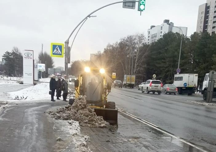 Дорожная служба чистит дороги и тротуары, контролирует работу ливневок Дорожная служба чистит дороги и тротуары, контролирует работу ливневок