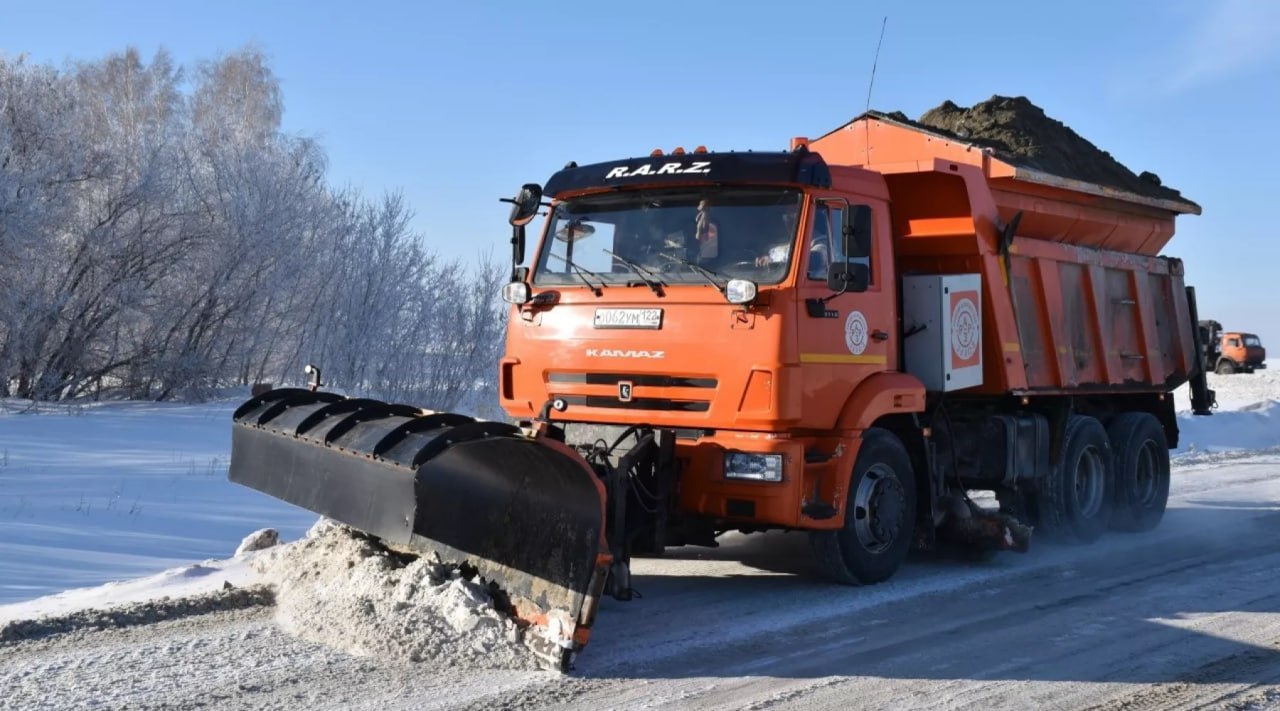 Более 200 единиц снегоуборочной техники работают на трассах Алтайского края