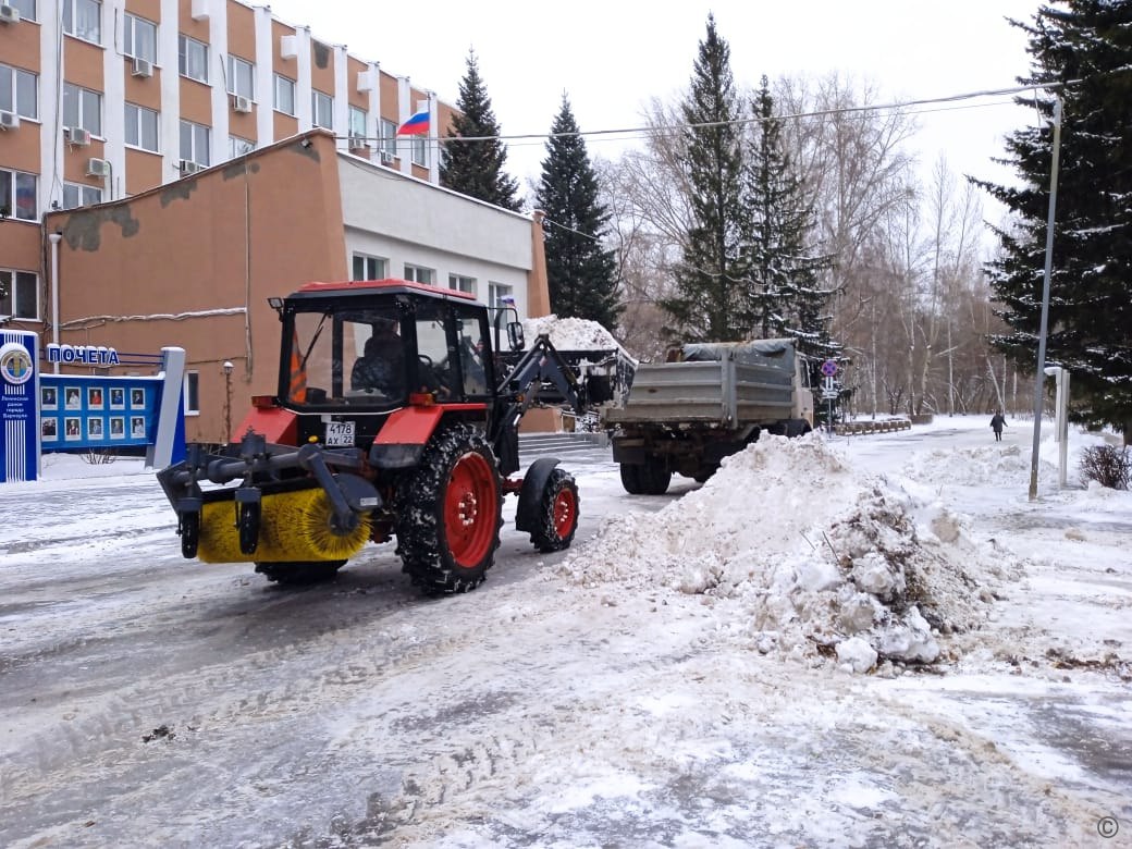 Дорожная служба чистит дороги и тротуары, контролирует работу ливневок Дорожная служба чистит дороги и тротуары, контролирует работу ливневок