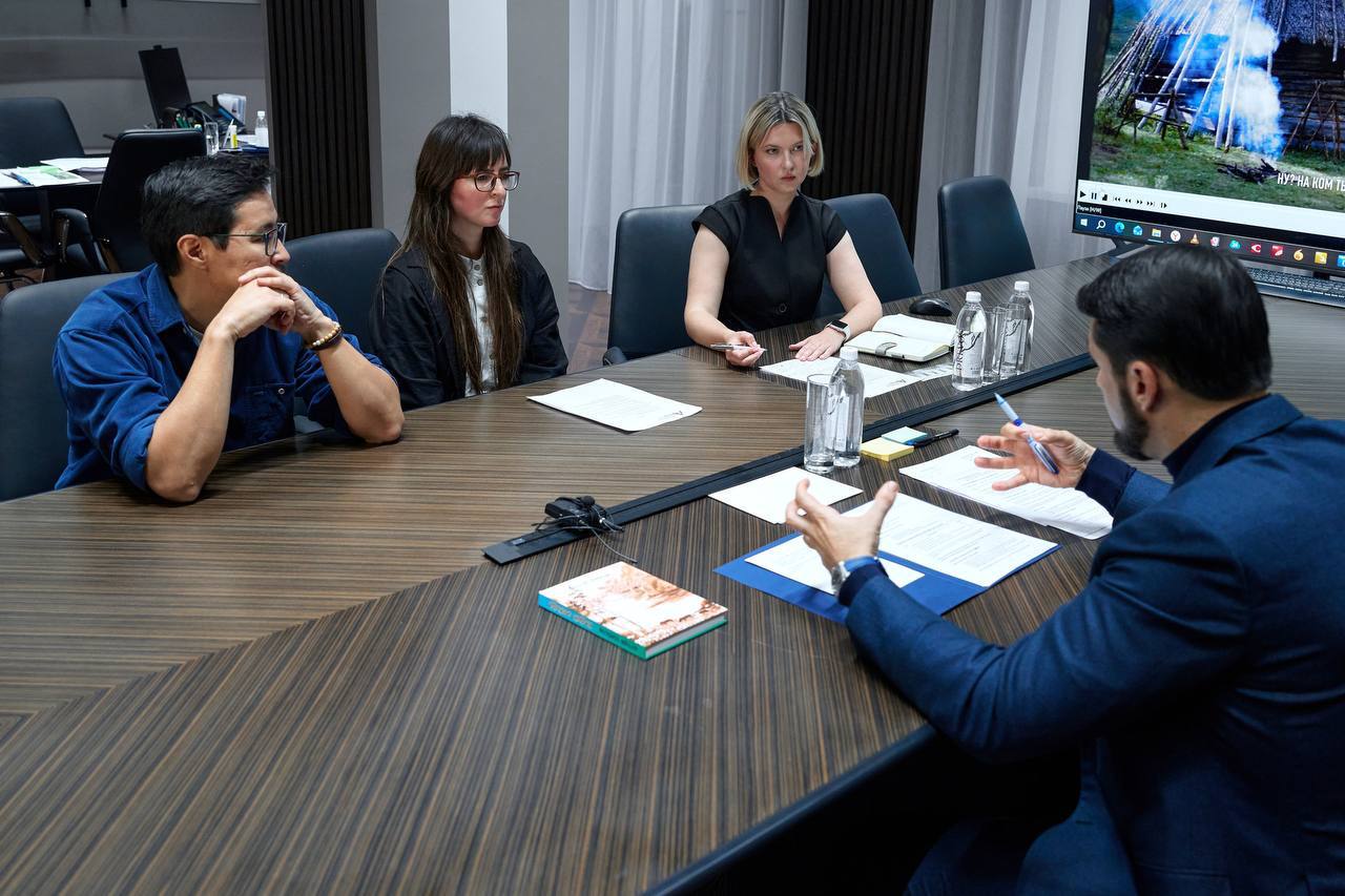 Александр Прокопьев встретился с режиссёром фильма «Волки» Михаилом Кулунаковым Александр Прокопьев встретился с режиссёром фильма «Волки» Михаилом Кулунаковым