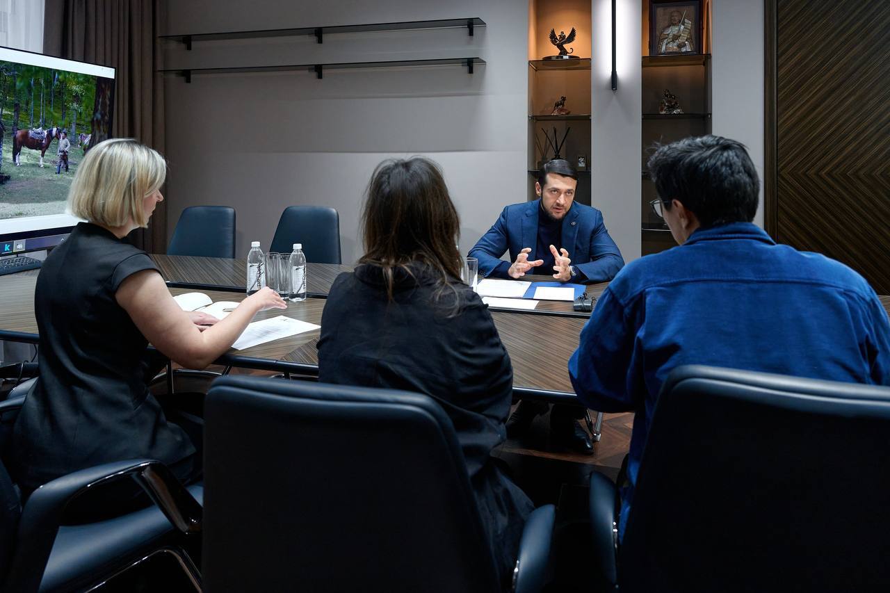 Александр Прокопьев встретился с режиссёром фильма «Волки» Михаилом Кулунаковым Александр Прокопьев встретился с режиссёром фильма «Волки» Михаилом Кулунаковым