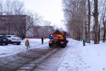 Дорожные службы Барнаула уделяют особое внимание борьбе с гололедом