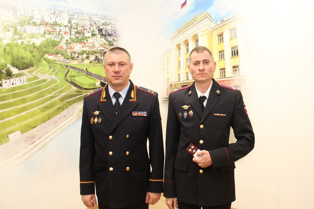 Сегодня начальник ГУ МВД России по Алтайскому краю генерал-лейтенант полиции Сергей Камышев в соответствии с приказами МВД России вручил награды и погоны сотрудникам органов внутренних дел края за образцовое исполнение... Сегодня начальник ГУ МВД России по Алтайскому краю генерал-лейтенант полиции Сергей Камышев в соответствии с приказами МВД России вручил награды и погоны сотрудникам органов внутренних дел края за образцовое исполнение...