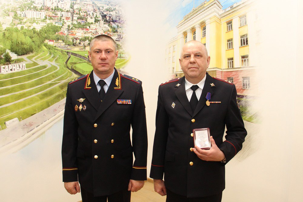 Сегодня начальник ГУ МВД России по Алтайскому краю генерал-лейтенант полиции Сергей Камышев в соответствии с приказами МВД России вручил награды и погоны сотрудникам органов внутренних дел края за образцовое исполнение...