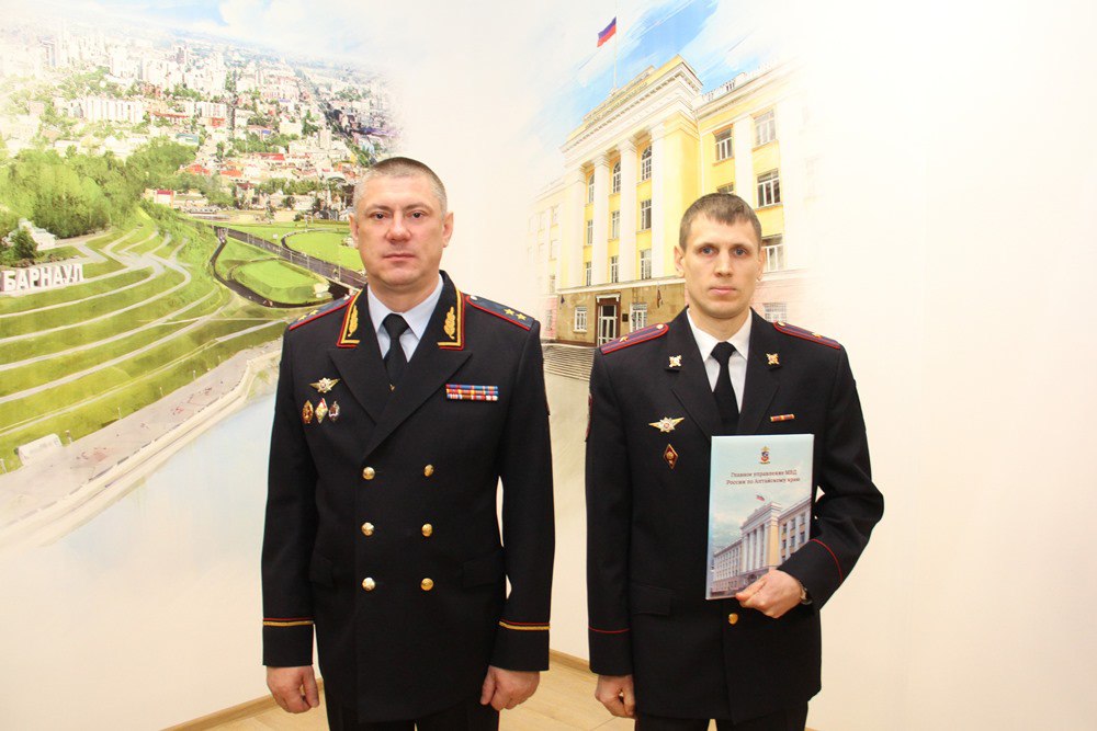 Сегодня начальник ГУ МВД России по Алтайскому краю генерал-лейтенант полиции Сергей Камышев в соответствии с приказами МВД России вручил награды и погоны сотрудникам органов внутренних дел края за образцовое исполнение... Сегодня начальник ГУ МВД России по Алтайскому краю генерал-лейтенант полиции Сергей Камышев в соответствии с приказами МВД России вручил награды и погоны сотрудникам органов внутренних дел края за образцовое исполнение...