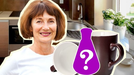 Вековой чайный налет отойдет сам: просто потрите кружки этим дешевым средством