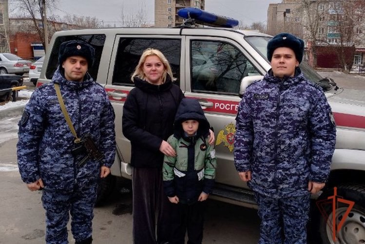 Росгвардейцы помогли потерявшемуся ребёнку найти маму в Рубцовске