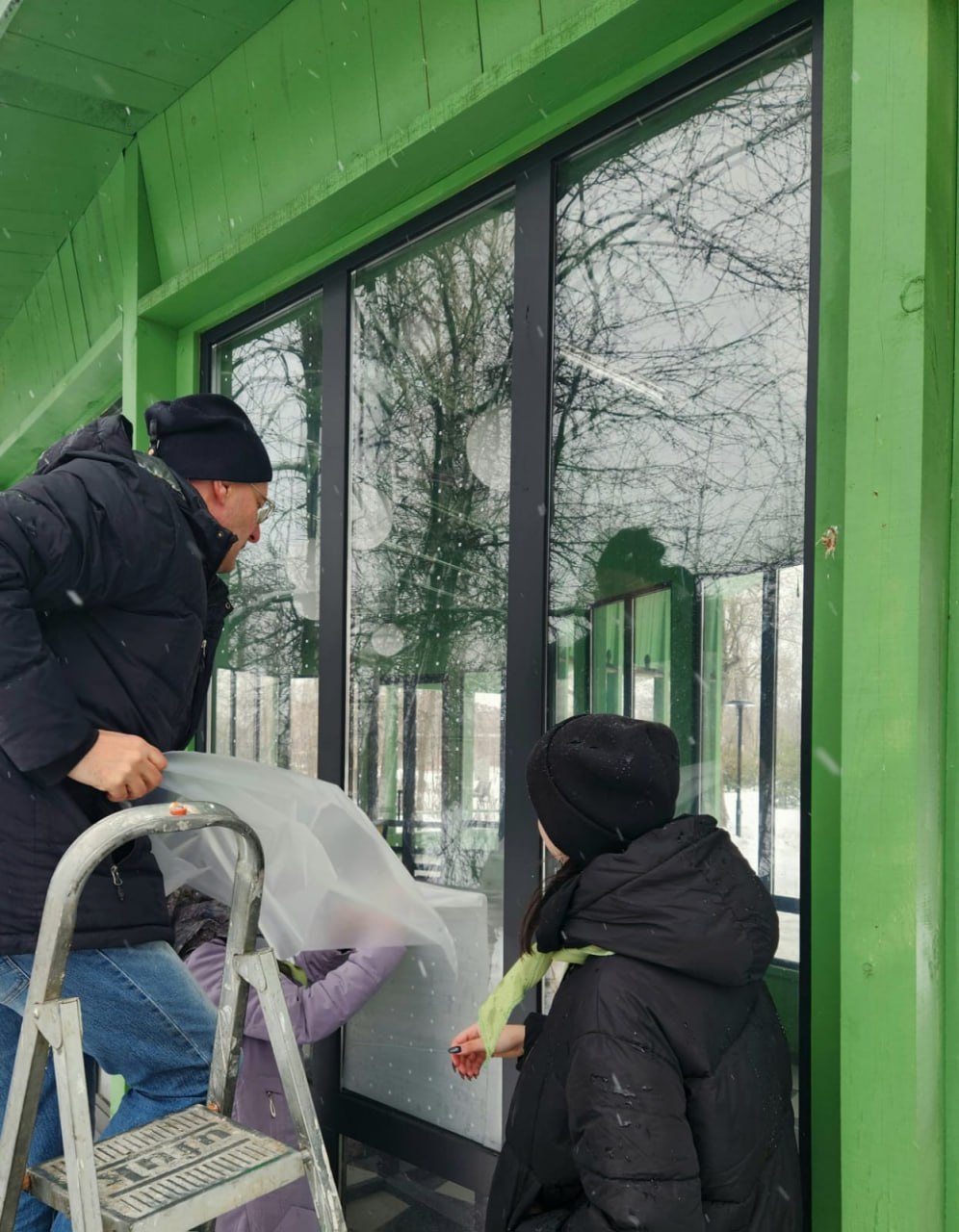 Шахматный павильон в парке "Изумрудный" оклеили специальной пленкой Шахматный павильон в парке "Изумрудный" оклеили специальной пленкой