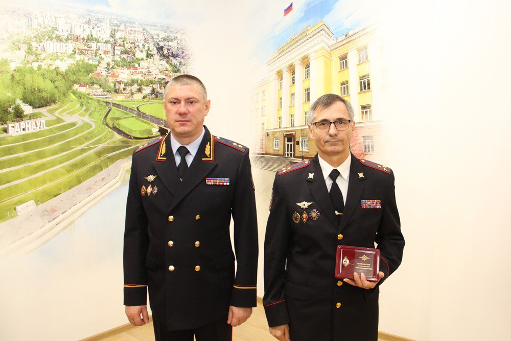 Сегодня начальник ГУ МВД России по Алтайскому краю генерал-лейтенант полиции Сергей Камышев в соответствии с приказами МВД России вручил награды и погоны сотрудникам органов внутренних дел края за образцовое исполнение... Сегодня начальник ГУ МВД России по Алтайскому краю генерал-лейтенант полиции Сергей Камышев в соответствии с приказами МВД России вручил награды и погоны сотрудникам органов внутренних дел края за образцовое исполнение...