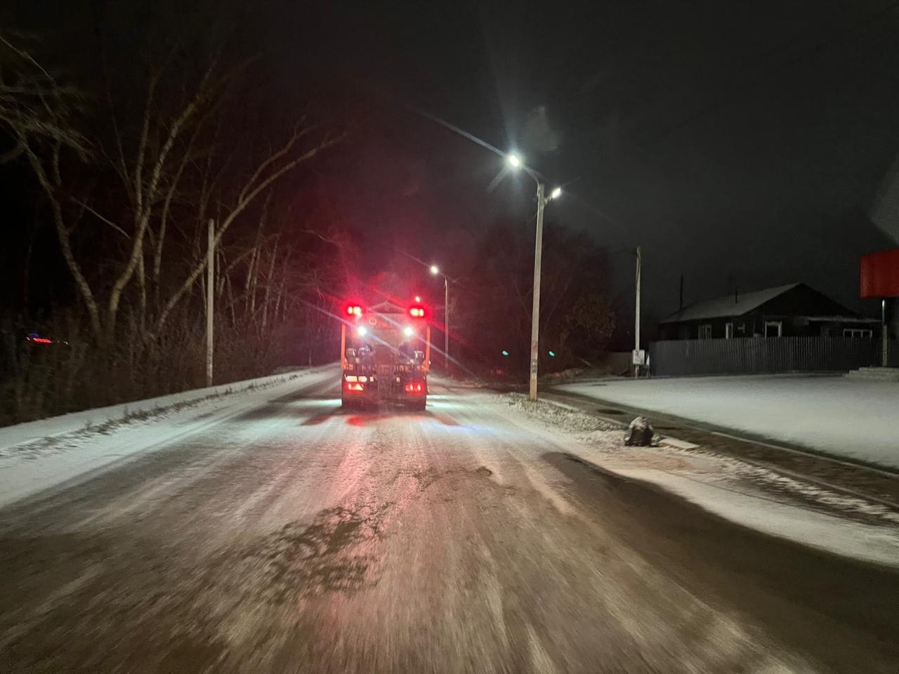 Дорожные службы посыпают дороги песко-соляной смесью