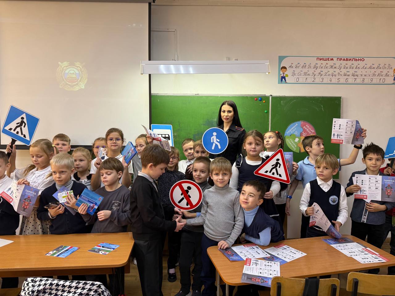 ГОСАВТОИНСПЕКЦИЯ ГОРОДА БАРНАУЛА ПРИЗЫВАЮТ ДЕТЕЙ СТАТЬ ЗАМЕТНЫМИ НА ДОРОГЕ!