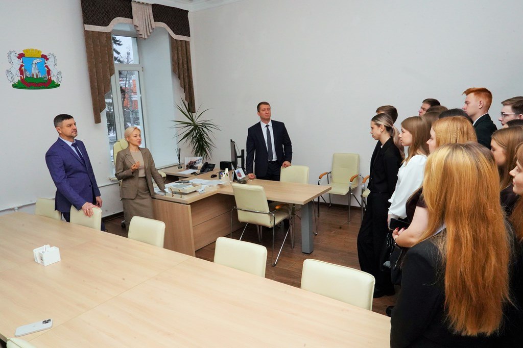 В городской Думе провели лекцию и экскурсию для студентов В городской Думе провели лекцию и экскурсию для студентов