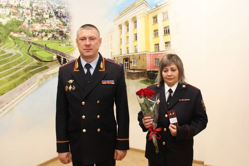 Сегодня начальник ГУ МВД России по Алтайскому краю генерал-лейтенант полиции Сергей Камышев в соответствии с приказами МВД России вручил награды и погоны сотрудникам органов внутренних дел края за образцовое исполнение... Сегодня начальник ГУ МВД России по Алтайскому краю генерал-лейтенант полиции Сергей Камышев в соответствии с приказами МВД России вручил награды и погоны сотрудникам органов внутренних дел края за образцовое исполнение...