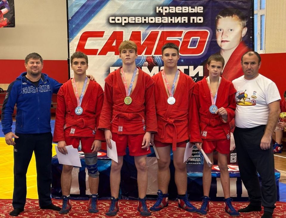 В Заринске наградили призёров юношеского турнира по самбо памяти сотрудника полиции Сергея Арляпова