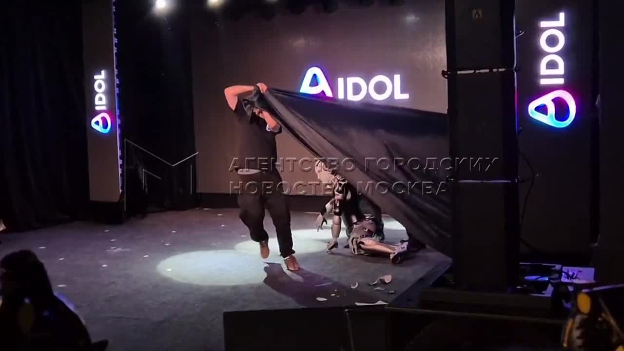 В России презентовали первого человекоподобного робота с ИИ, который вышел на сцену и упал