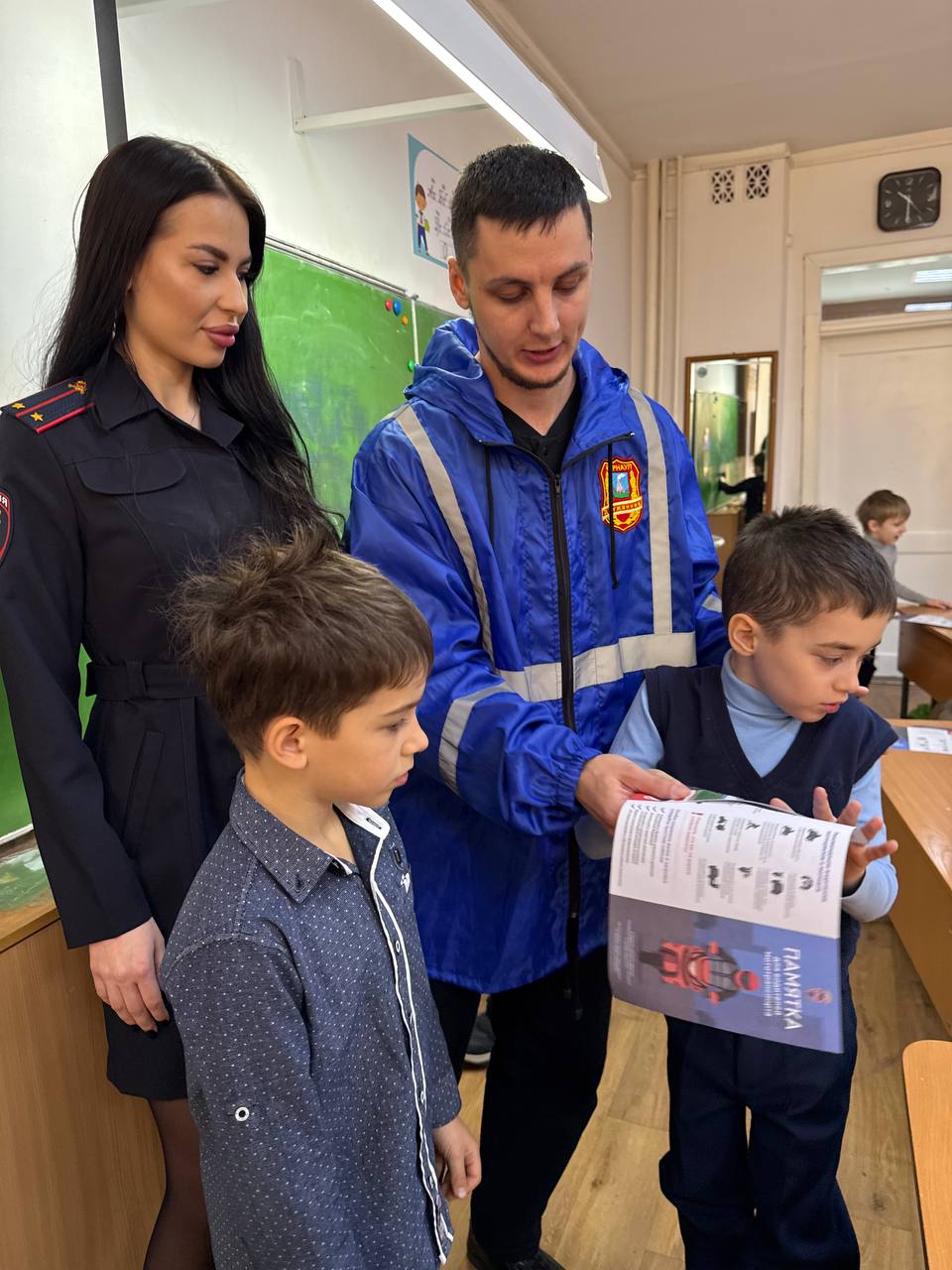 ГОСАВТОИНСПЕКЦИЯ ГОРОДА БАРНАУЛА ПРИЗЫВАЮТ ДЕТЕЙ СТАТЬ ЗАМЕТНЫМИ НА ДОРОГЕ! ГОСАВТОИНСПЕКЦИЯ ГОРОДА БАРНАУЛА ПРИЗЫВАЮТ ДЕТЕЙ СТАТЬ ЗАМЕТНЫМИ НА ДОРОГЕ!