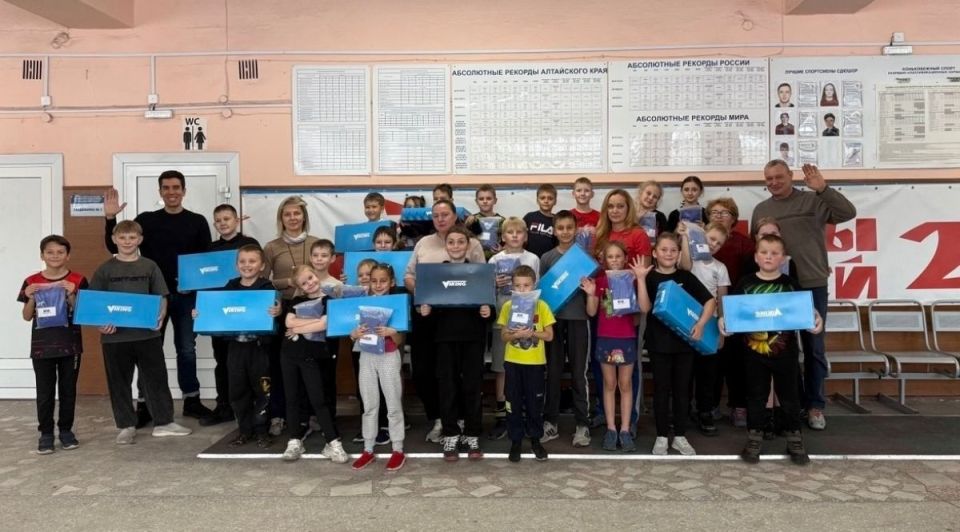 Воспитанники СШОР «Клевченя» получили экипировку и инвентарь от Союза конькобежцев России