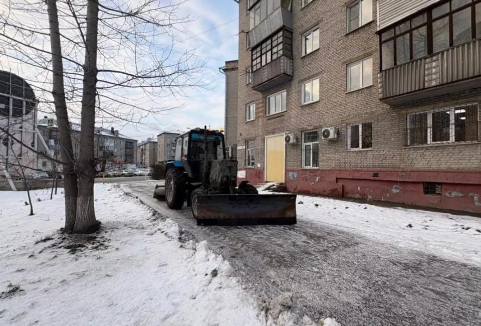 Улицы Барнаула обрабатывают от наледи Улицы Барнаула обрабатывают от наледи