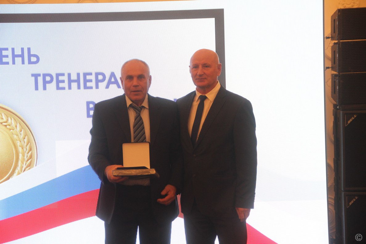 В Барнауле наградили лучших спортсменов и тренеров-преподавателей В Барнауле наградили лучших спортсменов и тренеров-преподавателей