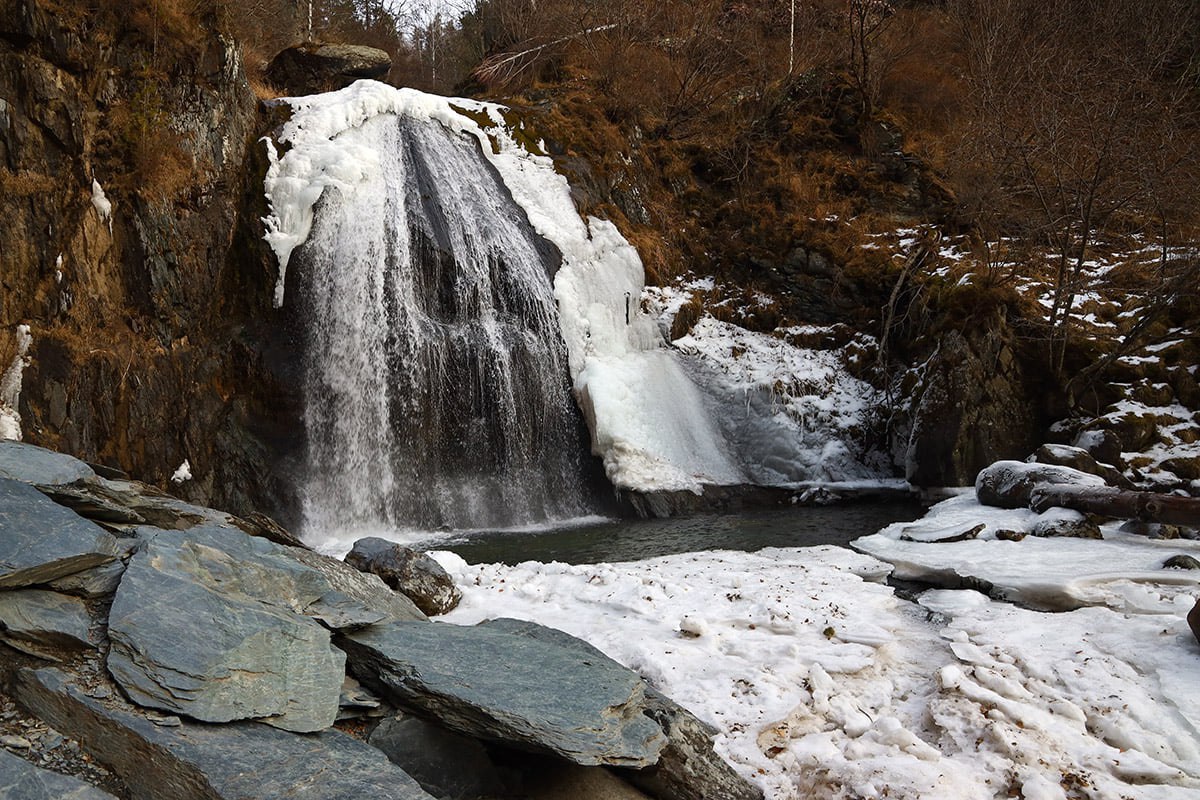 Водопад Корбу меняется с каждым сезоном Водопад Корбу меняется с каждым сезоном