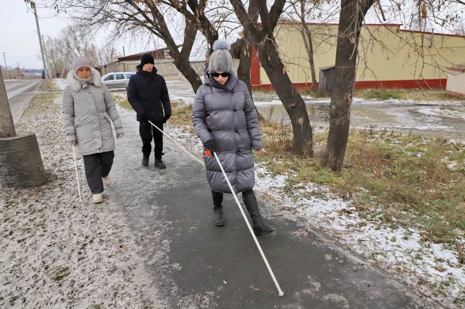В Бийске обучают слепых ориентироваться на местности В Бийске обучают слепых ориентироваться на местности