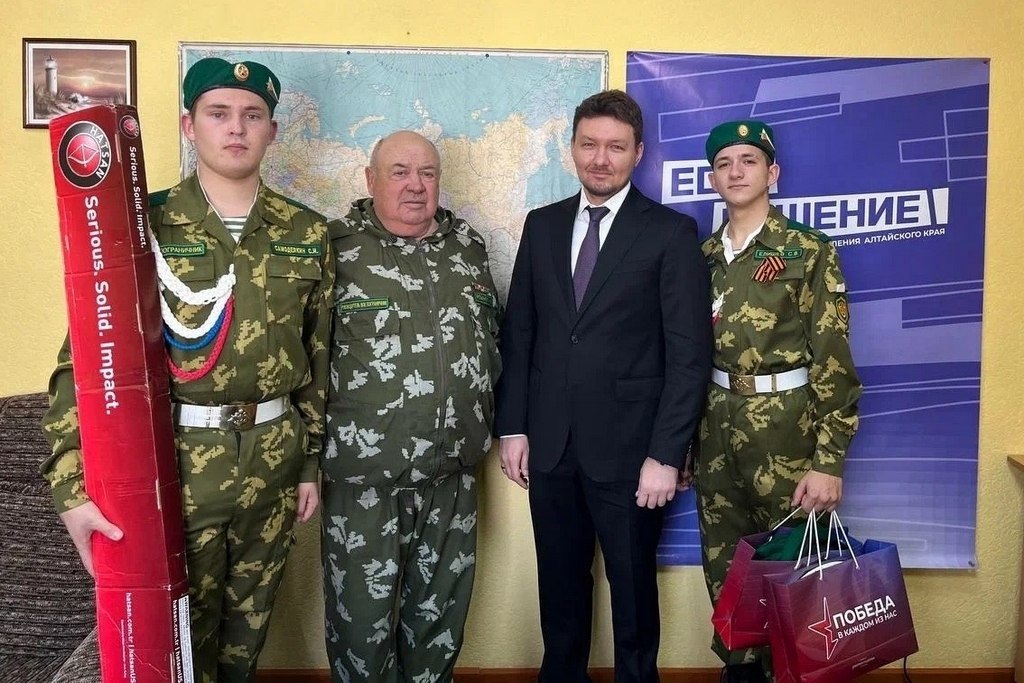 Максим Банных встретился с воспитанниками военно-патриотического клуба в Алейске