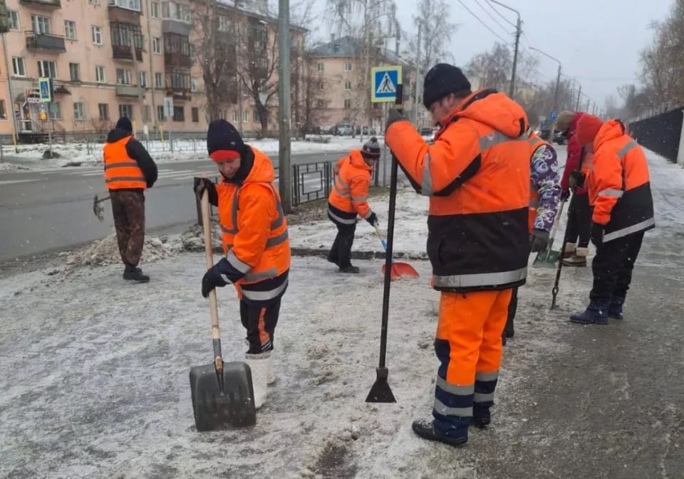 Улицы Барнаула обрабатывают от наледи