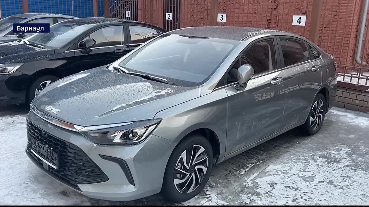 В Барнауле вручили автомобили ветеранам СВО, имеющим тяжёлые ранения