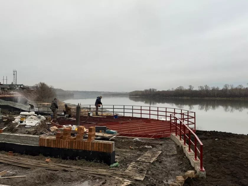 Готовность сквера имени Кузьмы Фомченко в Бийске составляет 85 % Готовность сквера имени Кузьмы Фомченко в Бийске составляет 85 %