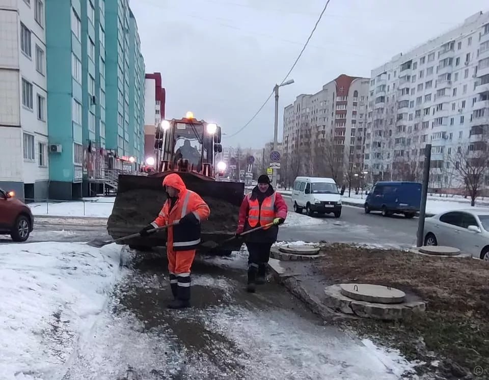 Улицы Барнаула обрабатывают от наледи Улицы Барнаула обрабатывают от наледи