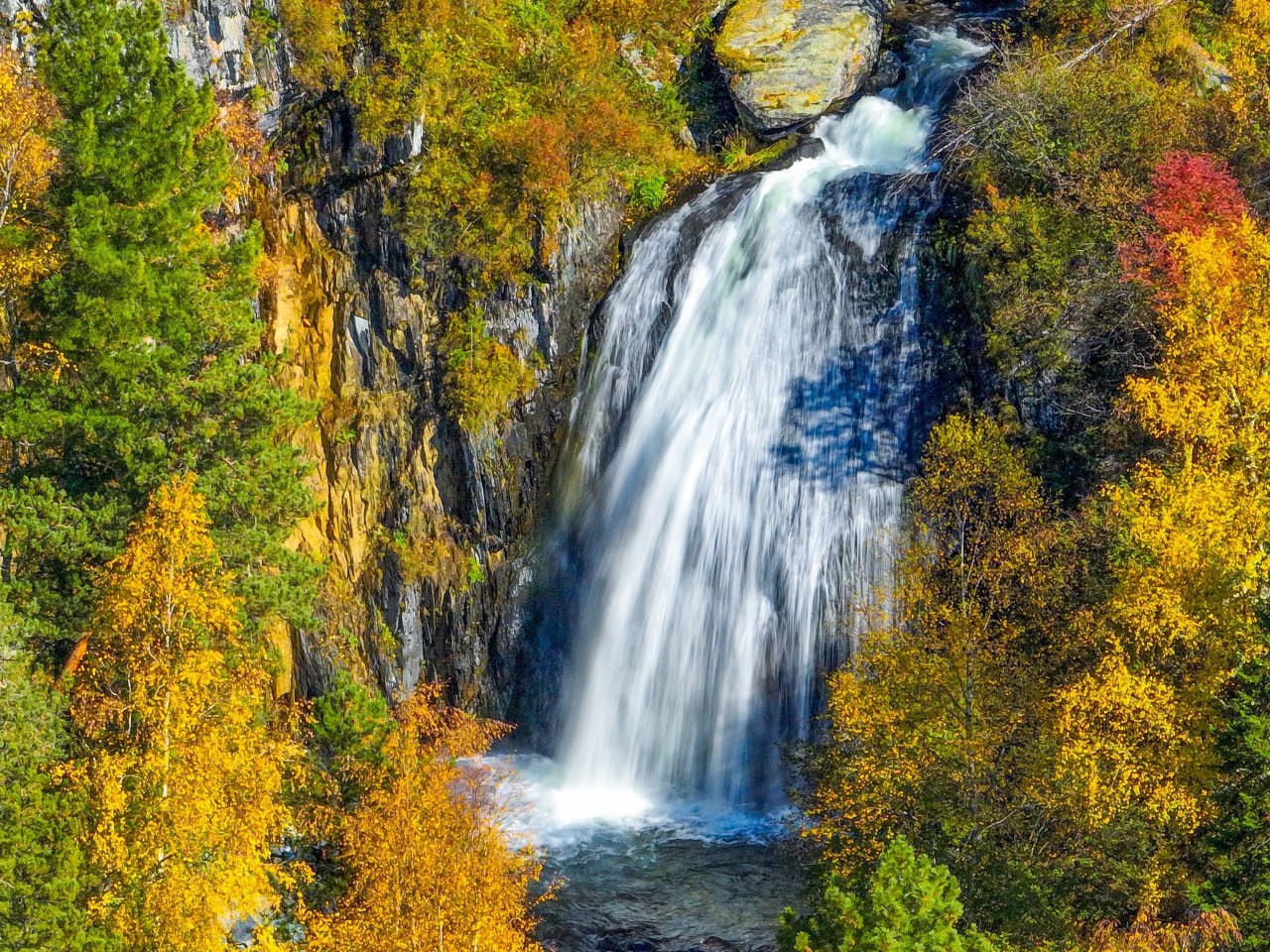 Водопад Корбу меняется с каждым сезоном