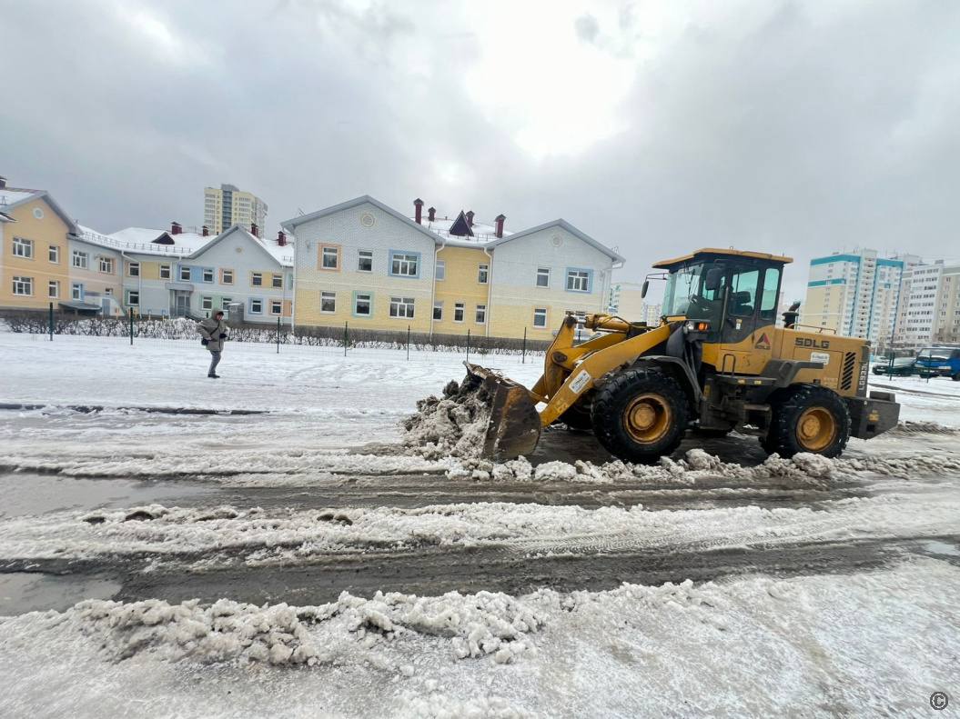 В районах Барнаула борьба с гололёдом ведётся в усиленном режиме
