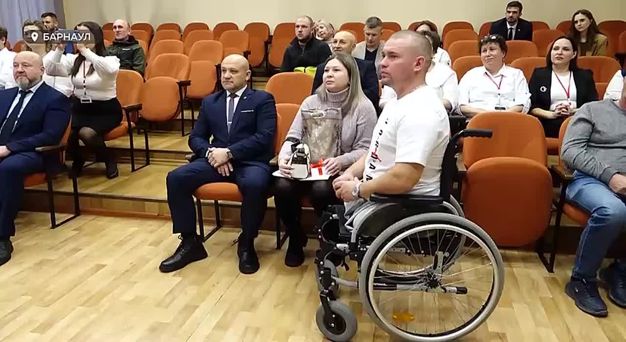 Четырем ветеранам СВО вручили ключи от новеньких автомобилей с ручным управлением