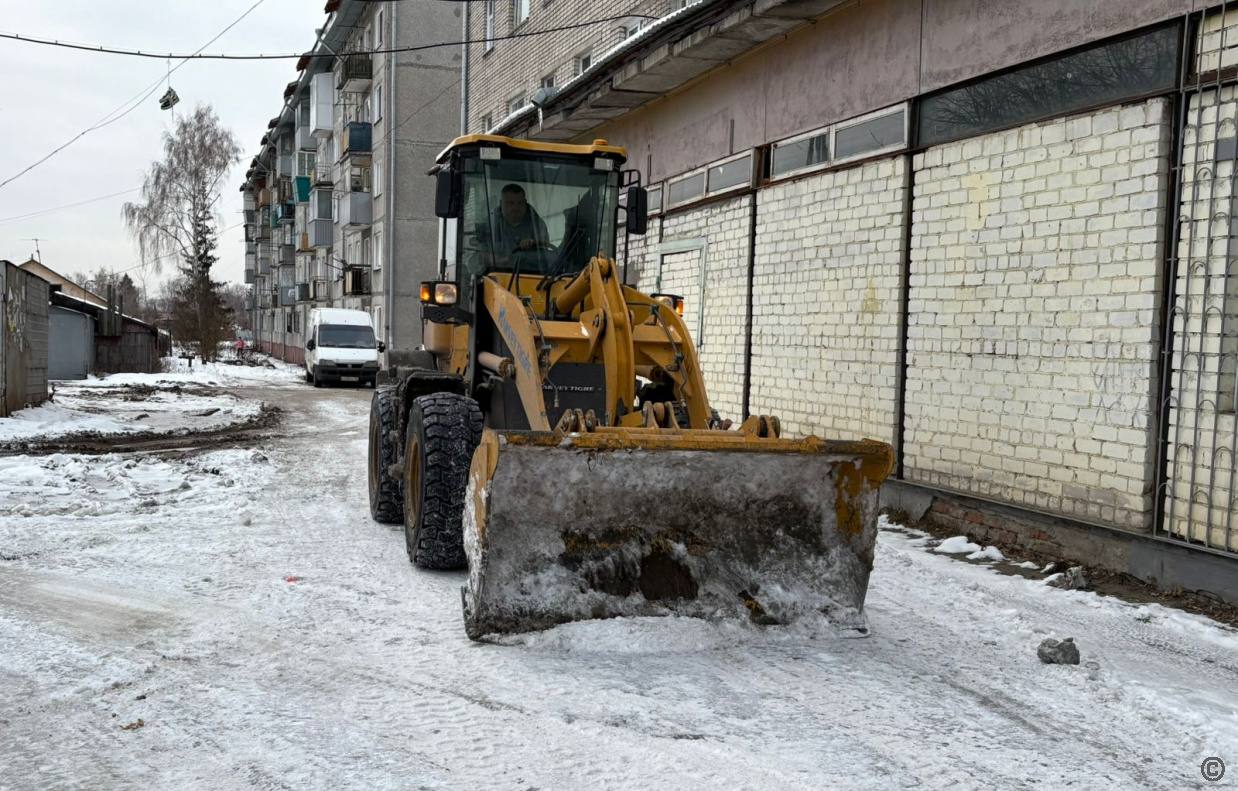В районах Барнаула борьба с гололёдом ведётся в усиленном режиме В районах Барнаула борьба с гололёдом ведётся в усиленном режиме