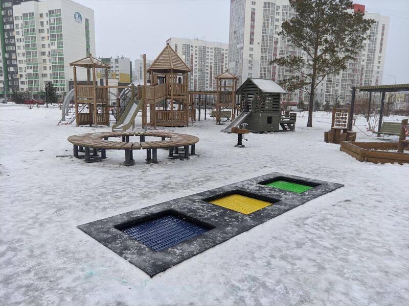 В Барнауле в сквере "Взлетный" на пересечении улиц Сергея Ускова и Взлетной завершаются работы по строительству новой детской площадки В Барнауле в сквере "Взлетный" на пересечении улиц Сергея Ускова и Взлетной завершаются работы по строительству новой детской площадки