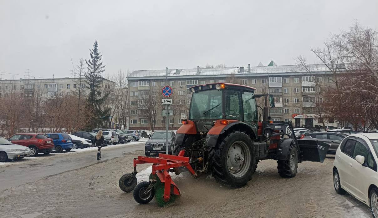 Обработку дорог и тротуаров от гололеда усилили в Барнауле Обработку дорог и тротуаров от гололеда усилили в Барнауле