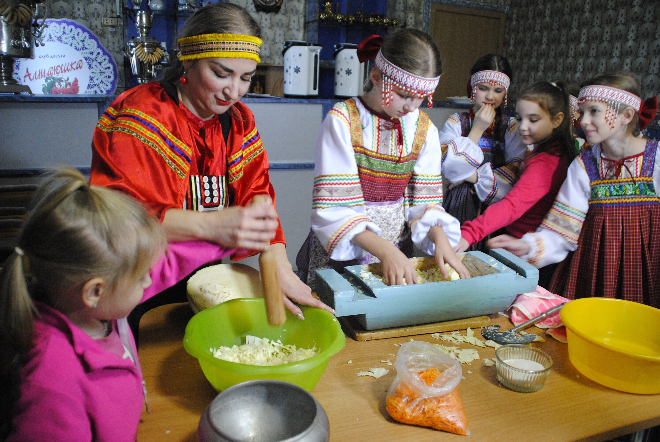 Соприкосновение прошлым. Проект Городского Дворца культуры «Дворцовые тайны: секреты из сундука» в текущем году стал победителем социально-значимых проектов Благотворительного фонда Андрея Мельниченко, направленного на... Соприкосновение прошлым. Проект Городского Дворца культуры «Дворцовые тайны: секреты из сундука» в текущем году стал победителем социально-значимых проектов Благотворительного фонда Андрея Мельниченко, направленного на...