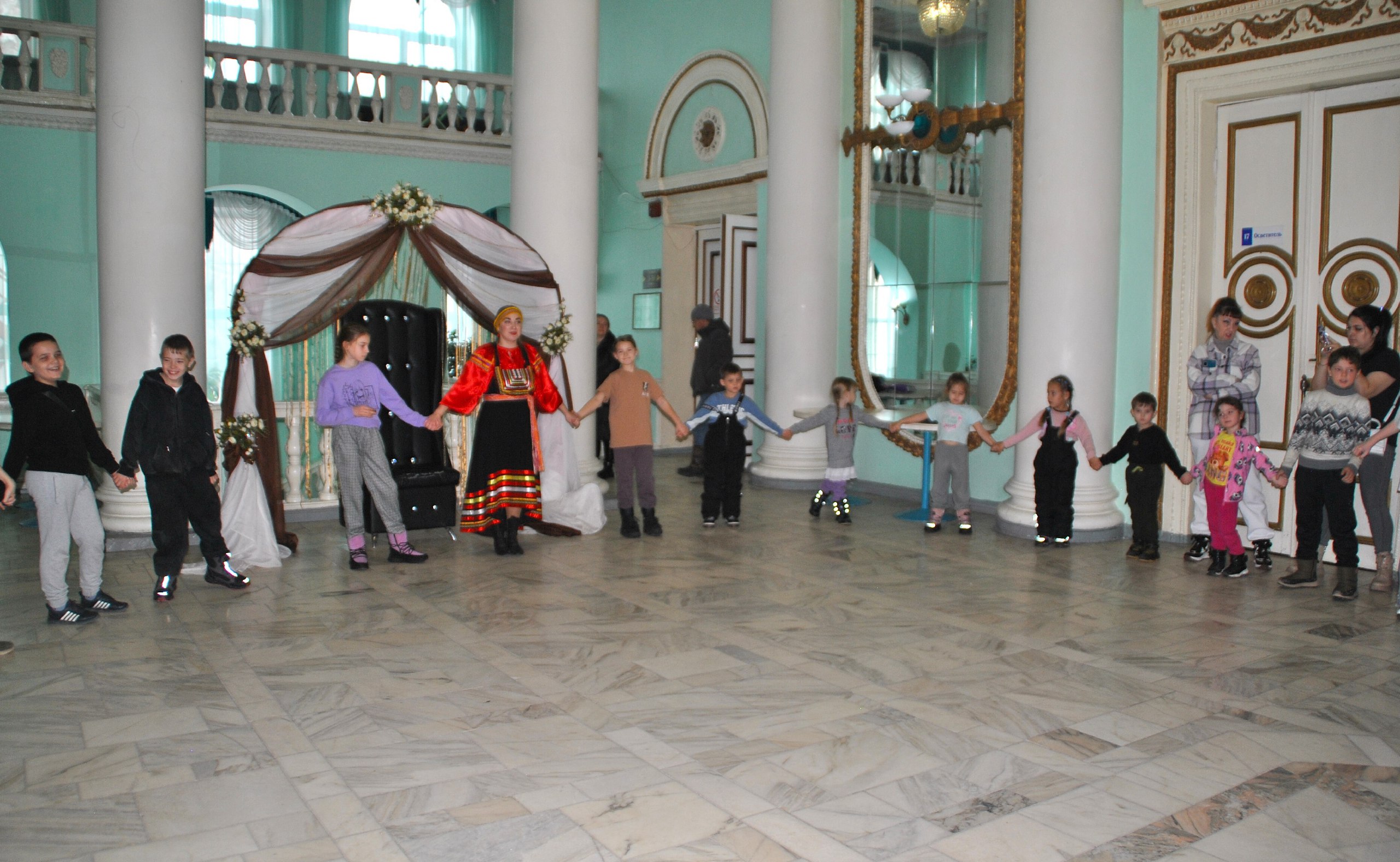 Соприкосновение прошлым. Проект Городского Дворца культуры «Дворцовые тайны: секреты из сундука» в текущем году стал победителем социально-значимых проектов Благотворительного фонда Андрея Мельниченко, направленного на... Соприкосновение прошлым. Проект Городского Дворца культуры «Дворцовые тайны: секреты из сундука» в текущем году стал победителем социально-значимых проектов Благотворительного фонда Андрея Мельниченко, направленного на...