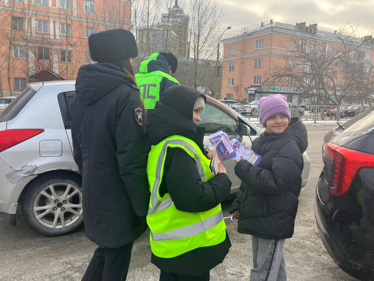 Сотрудники Госавтоинспекции Барнаула провели акцию «Ангелы безопасности» Сотрудники Госавтоинспекции Барнаула провели акцию «Ангелы безопасности»