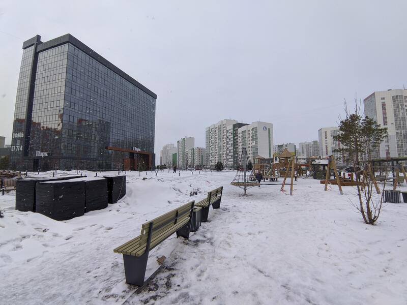 В Барнауле в сквере "Взлетный" на пересечении улиц Сергея Ускова и Взлетной завершаются работы по строительству новой детской площадки