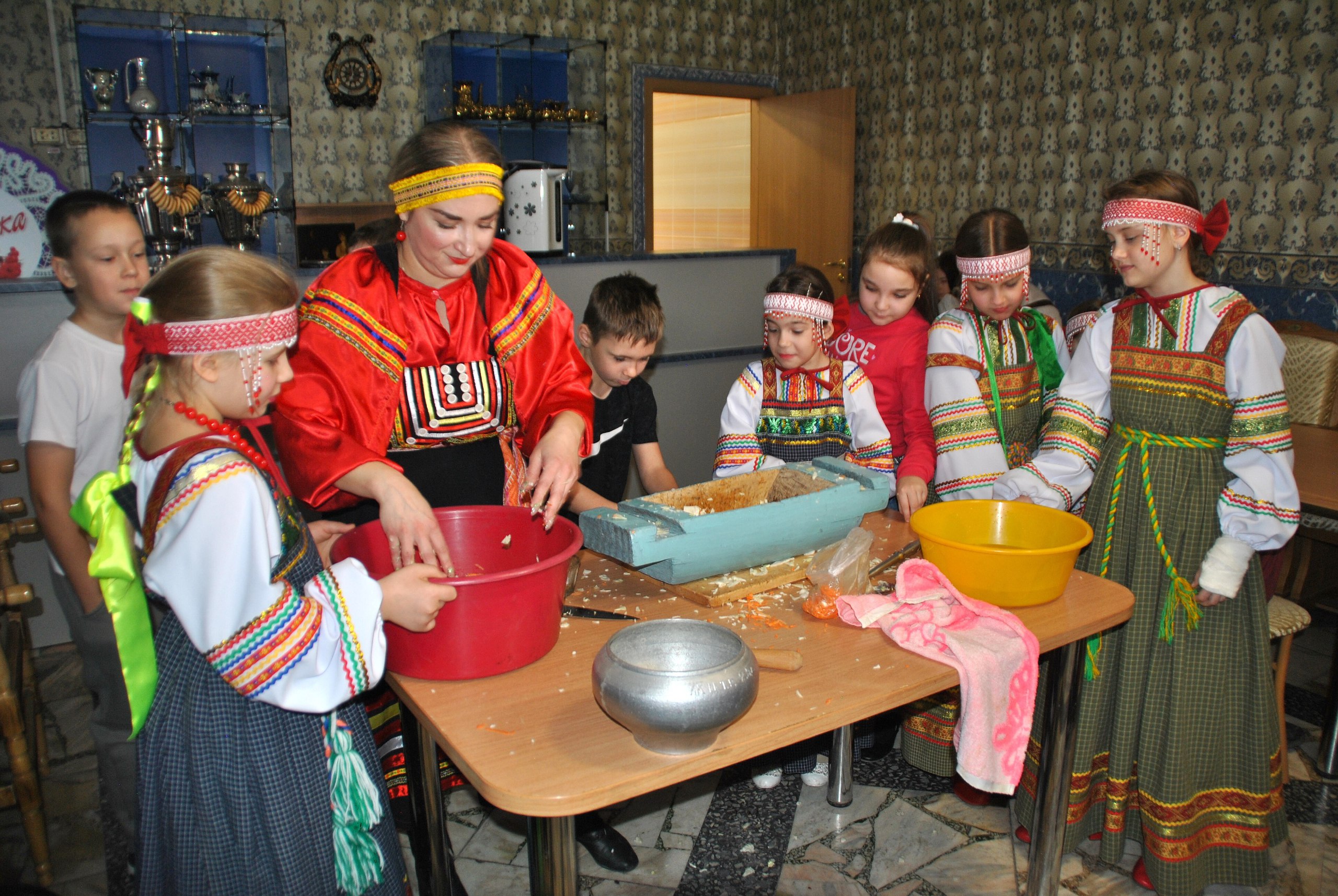 Соприкосновение прошлым. Проект Городского Дворца культуры «Дворцовые тайны: секреты из сундука» в текущем году стал победителем социально-значимых проектов Благотворительного фонда Андрея Мельниченко, направленного на... Соприкосновение прошлым. Проект Городского Дворца культуры «Дворцовые тайны: секреты из сундука» в текущем году стал победителем социально-значимых проектов Благотворительного фонда Андрея Мельниченко, направленного на...