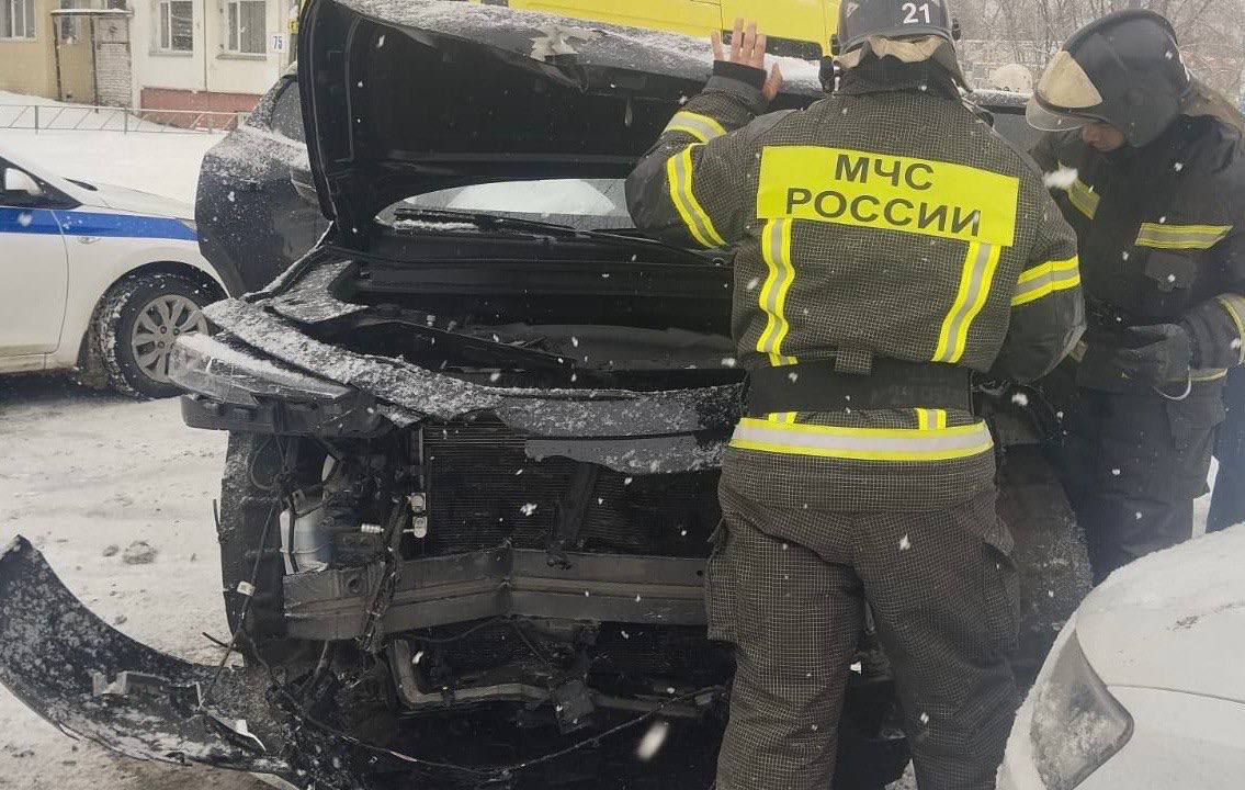 Сегодня на перекрёстке улиц Ленинградская и Чайковского произошло ДТП с участием легковых автомобилей Сегодня на перекрёстке улиц Ленинградская и Чайковского произошло ДТП с участием легковых автомобилей
